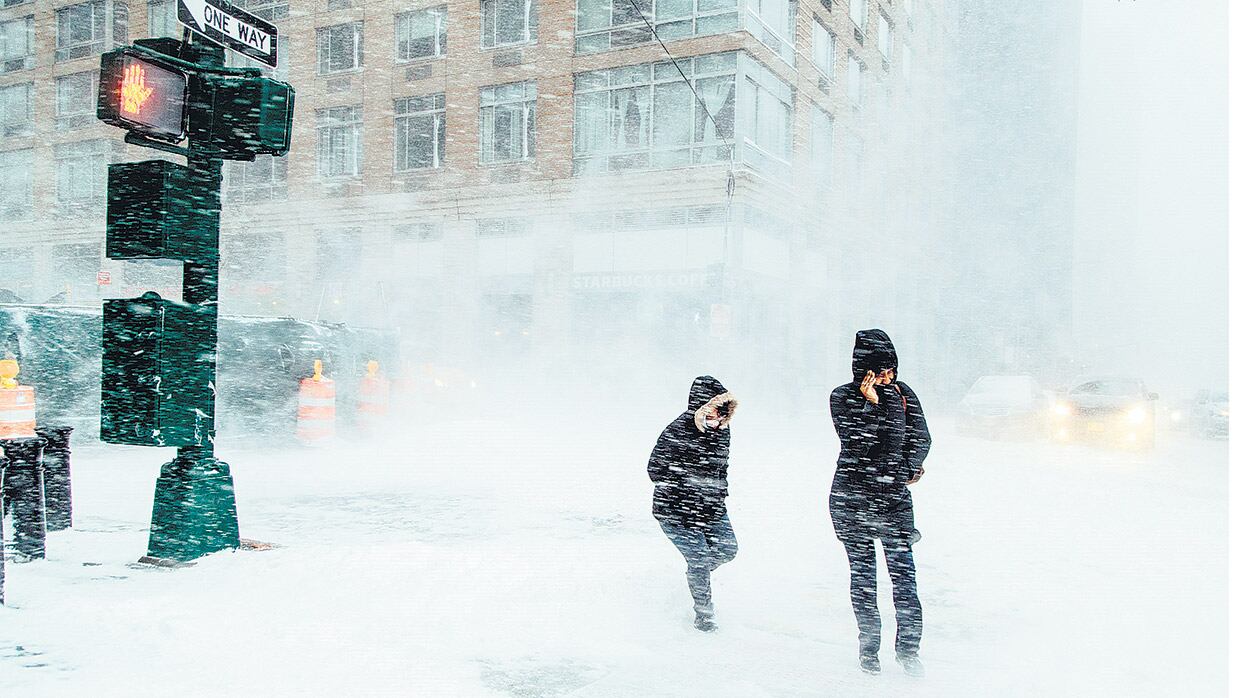 La intensa nevada, con vientos huracanados, hace muy difícil caminar por Nueva York.