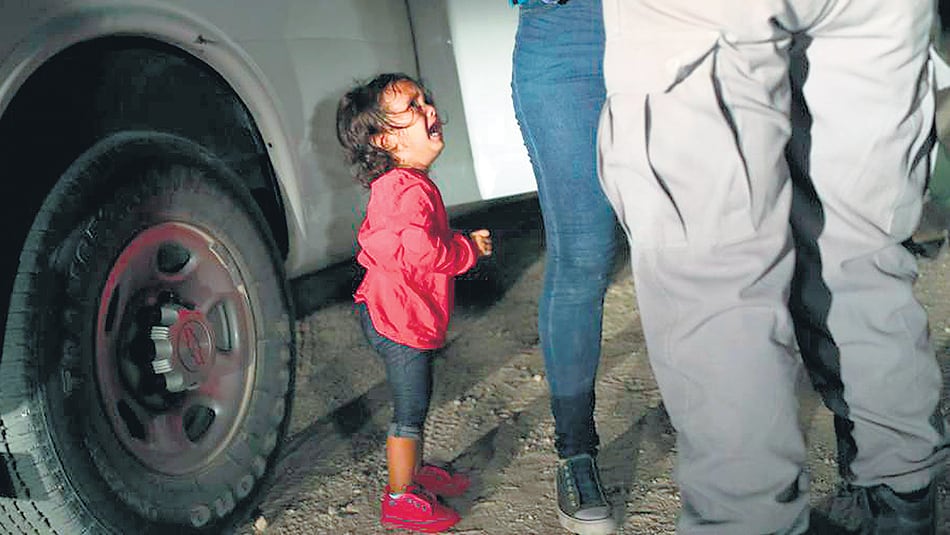 Un niño llora mientras se llevan a su madre en la frontera entre México y Estados Unidos.