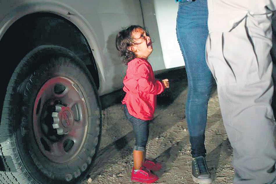 Un niño llora mientras se llevan a su madre en la frontera entre México y Estados Unidos.