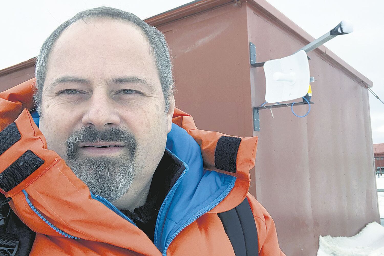 El investigador Sergio Dasso, en la Antártida, instala el laboratorio apenas a 300 metros de la Base Marambio.