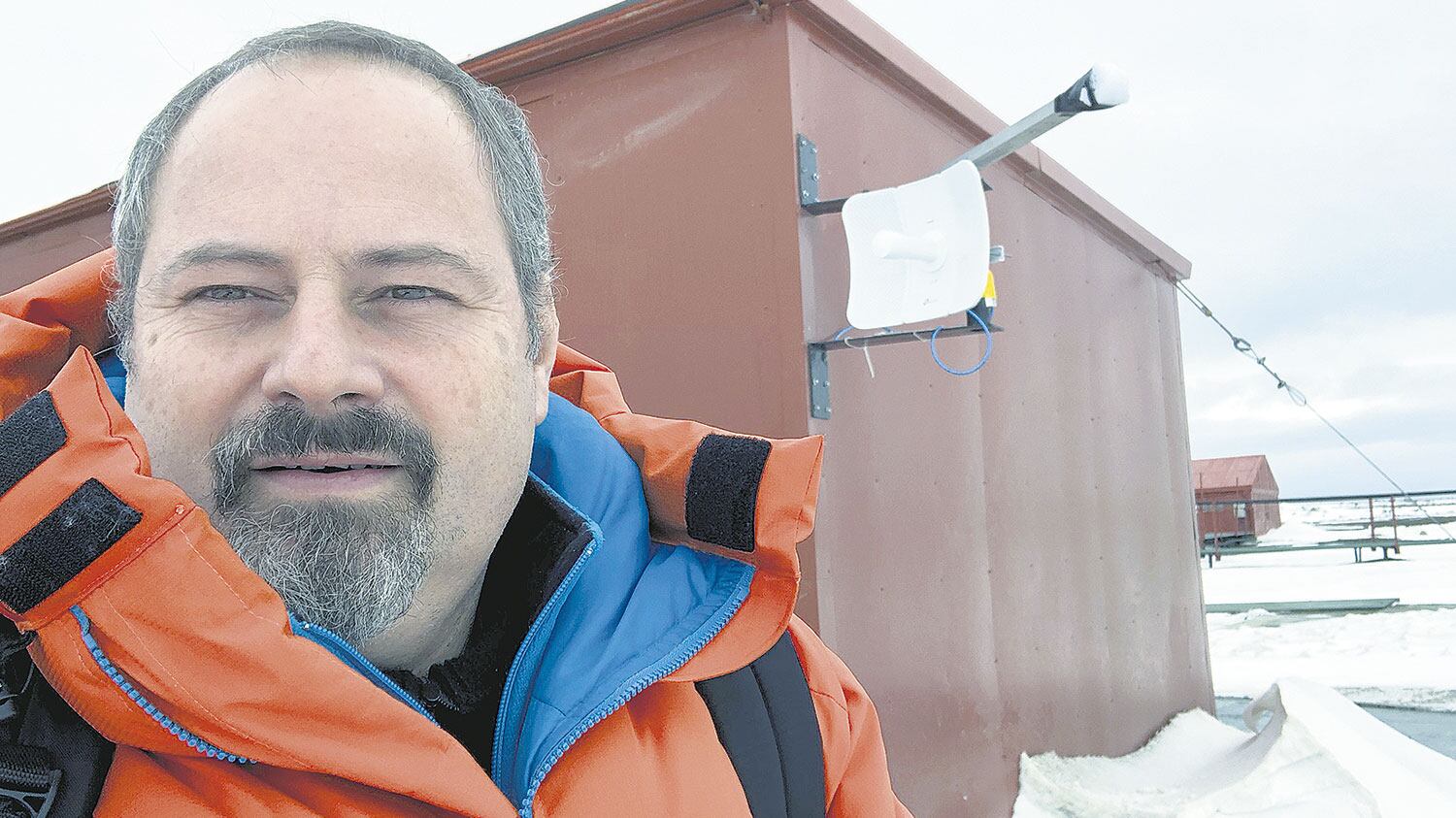 El investigador Sergio Dasso, en la Antártida, instala el laboratorio apenas a 300 metros de la Base Marambio.