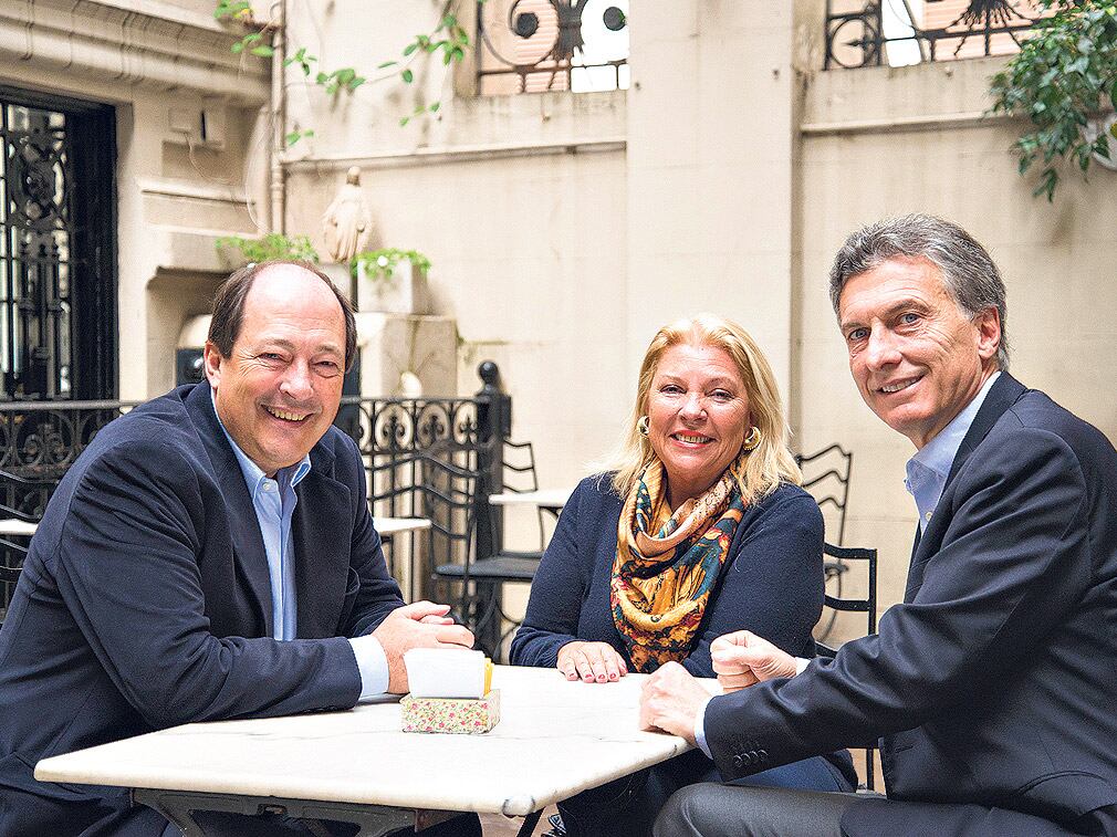 Sanz, Carrió y Macri, en una de sus pocas fotos juntos, dos semanas antes de las primarias.
