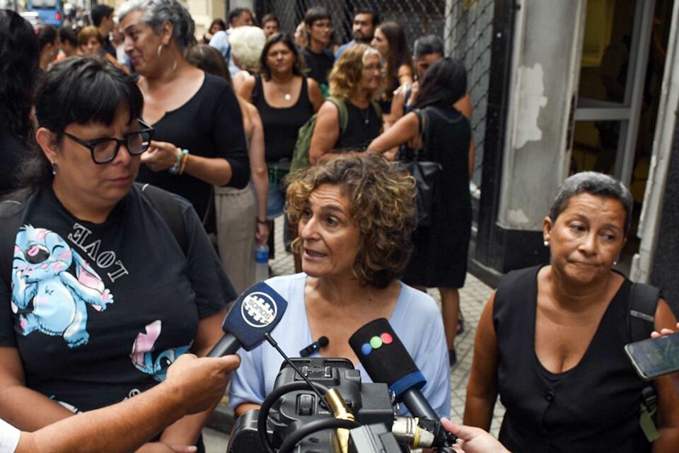 Michelle Vargas Lobo, Norma López y Eva Domínguez en la puerta de Tribunales Federales.