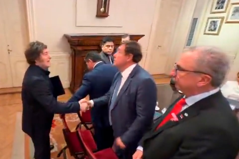 Milei se saluda con el rionegrino Alberto Weretilneck