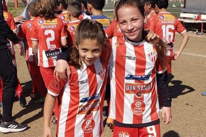Paula Bolaño y Agostina Argüello, del Cañuelas Fútbol Club.