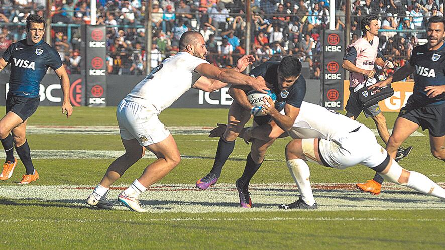 Los Pumas anotan en el ingoal del estadio 23 de Agosto, de Jujuy.