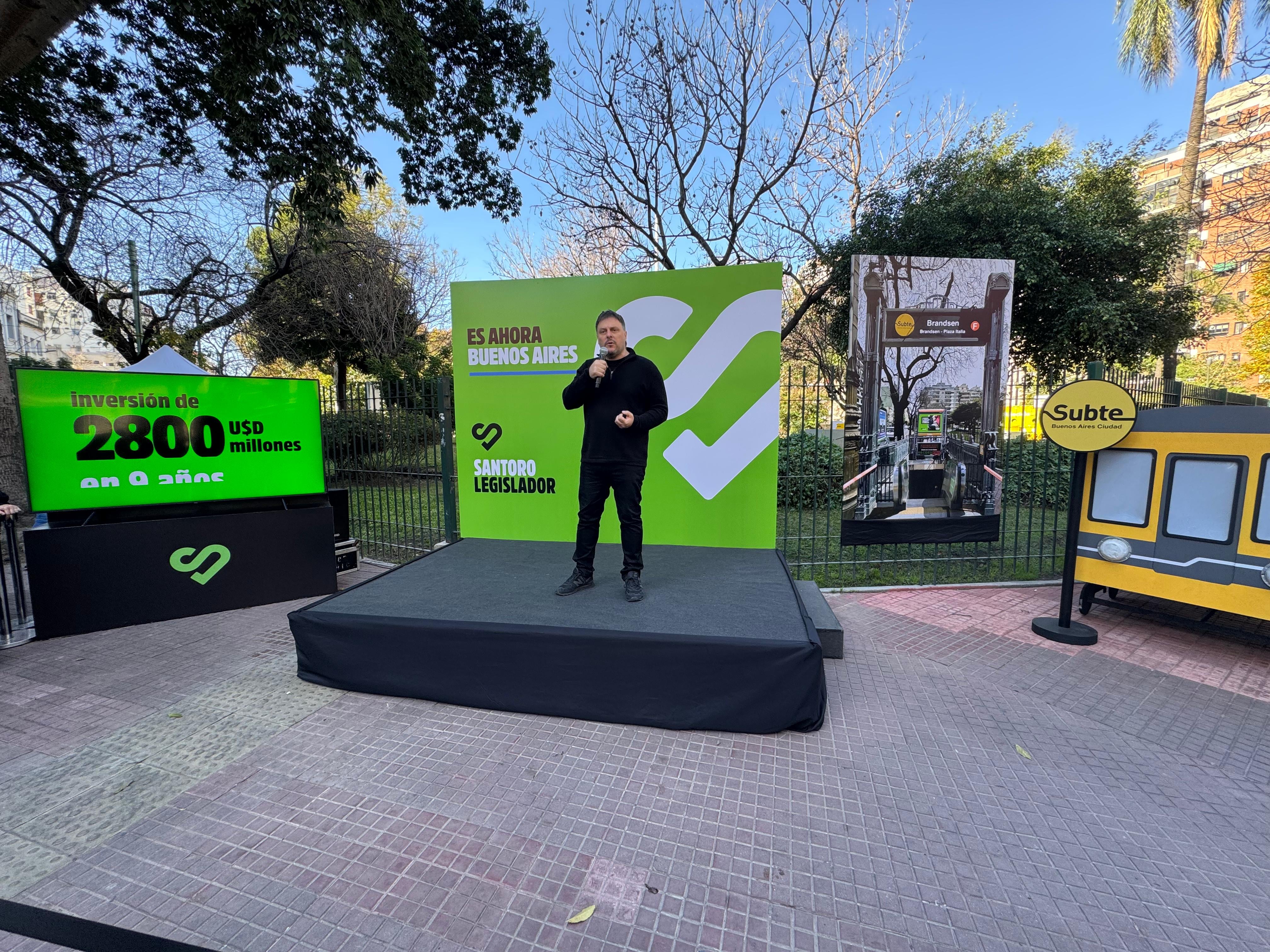 Leandro Santoro en Barracas, donde el subte sigue siendo una maqueta. 