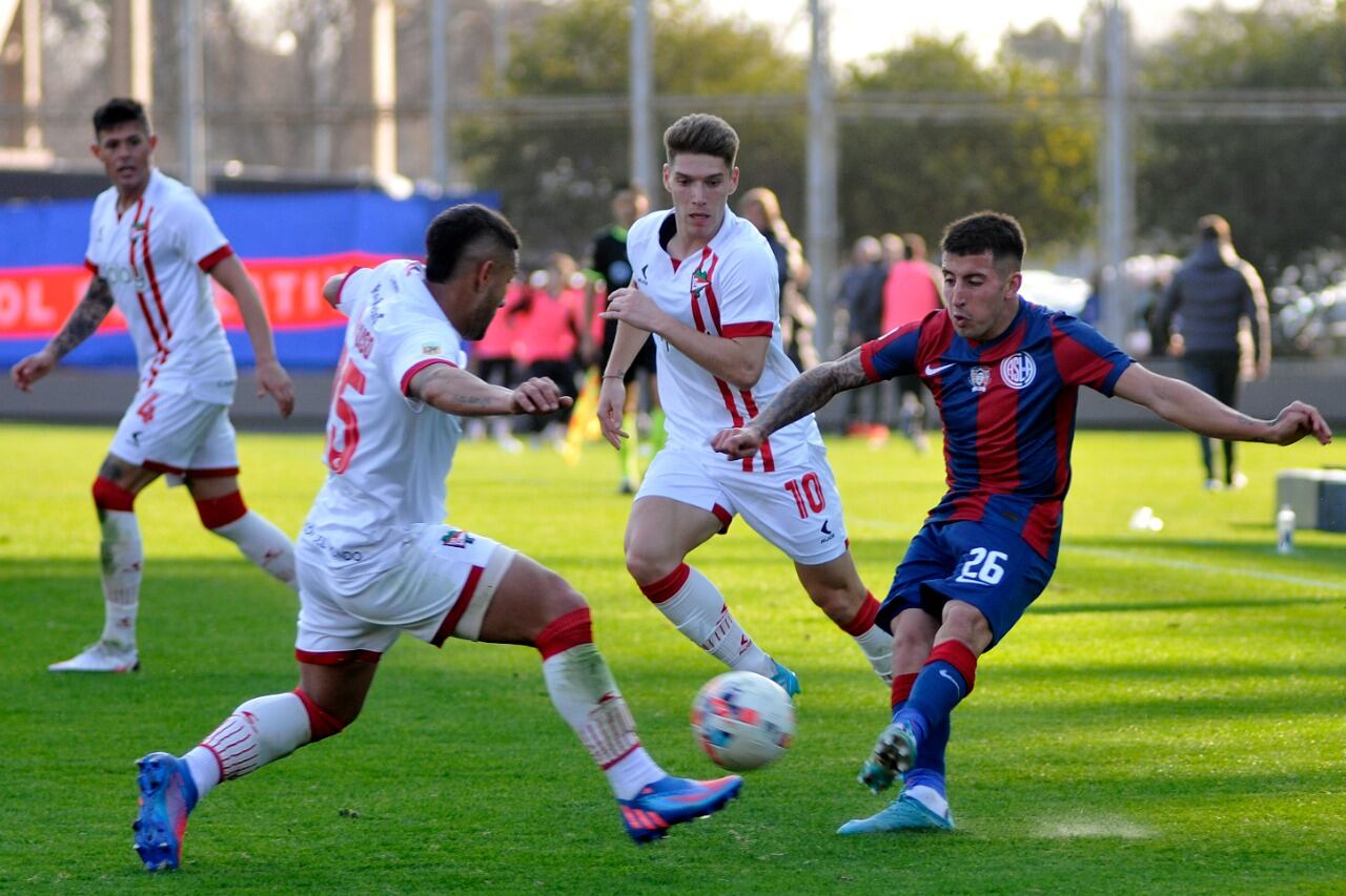 Fernández Mercau disputa la pelota con Mancuso y Rollheiser