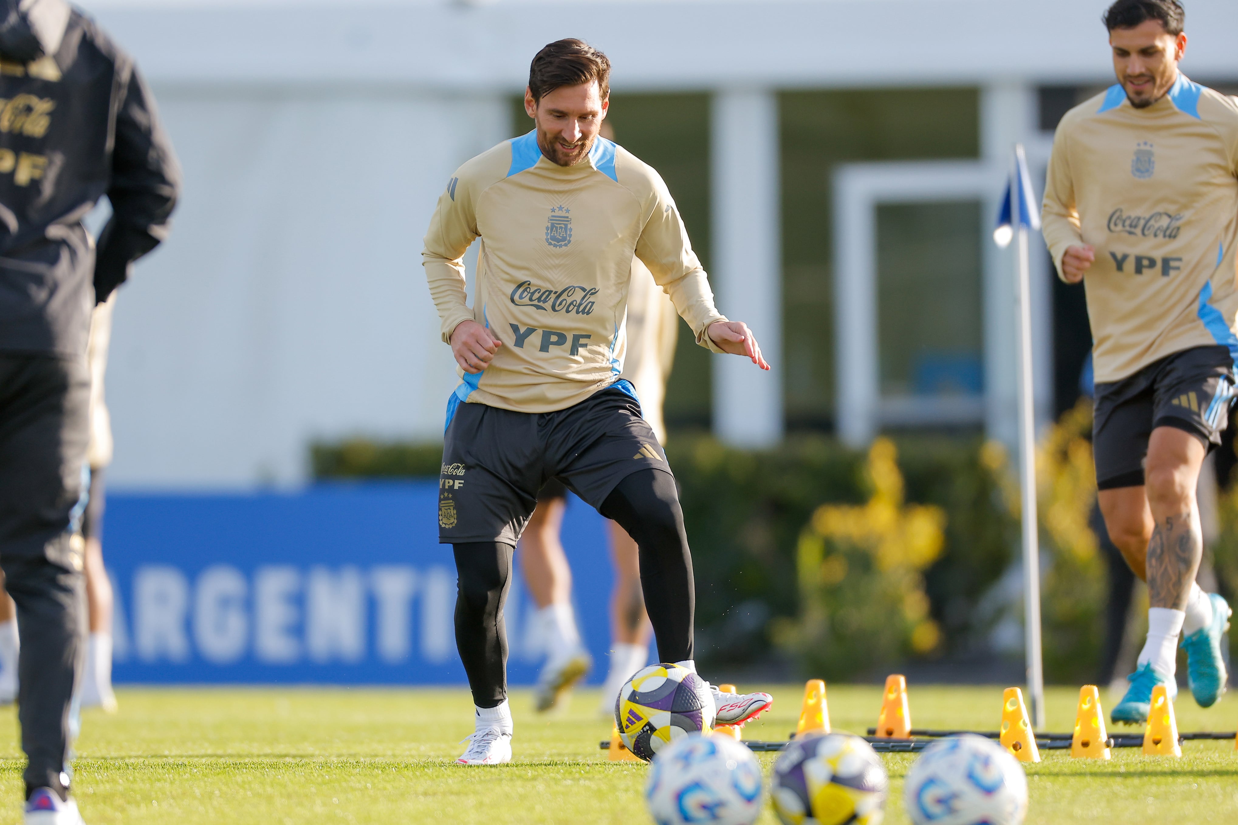 Messi estaría desde el arranque, aunque Scaloni no lo confirmó.