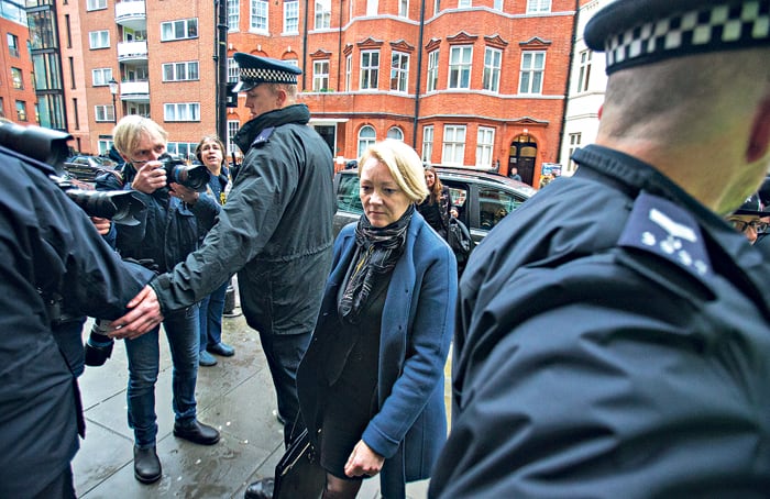 La fiscal sueca Ingrid Isgren interrogó a Assange en la embajada ecuatoriana en Londres.