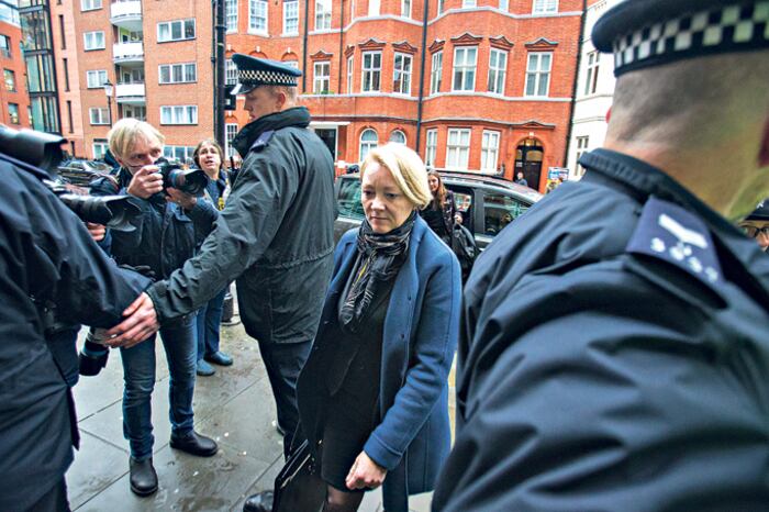 La fiscal sueca Ingrid Isgren interrogó a Assange en la embajada ecuatoriana en Londres.