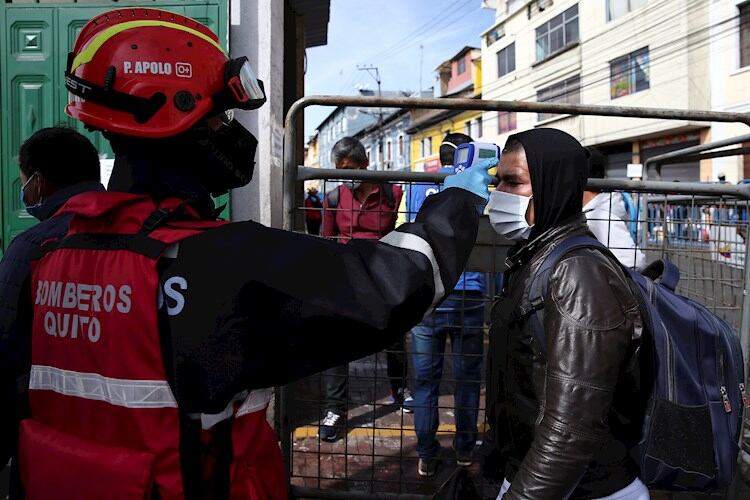 Controles a la entrada de un mercado en Quito.