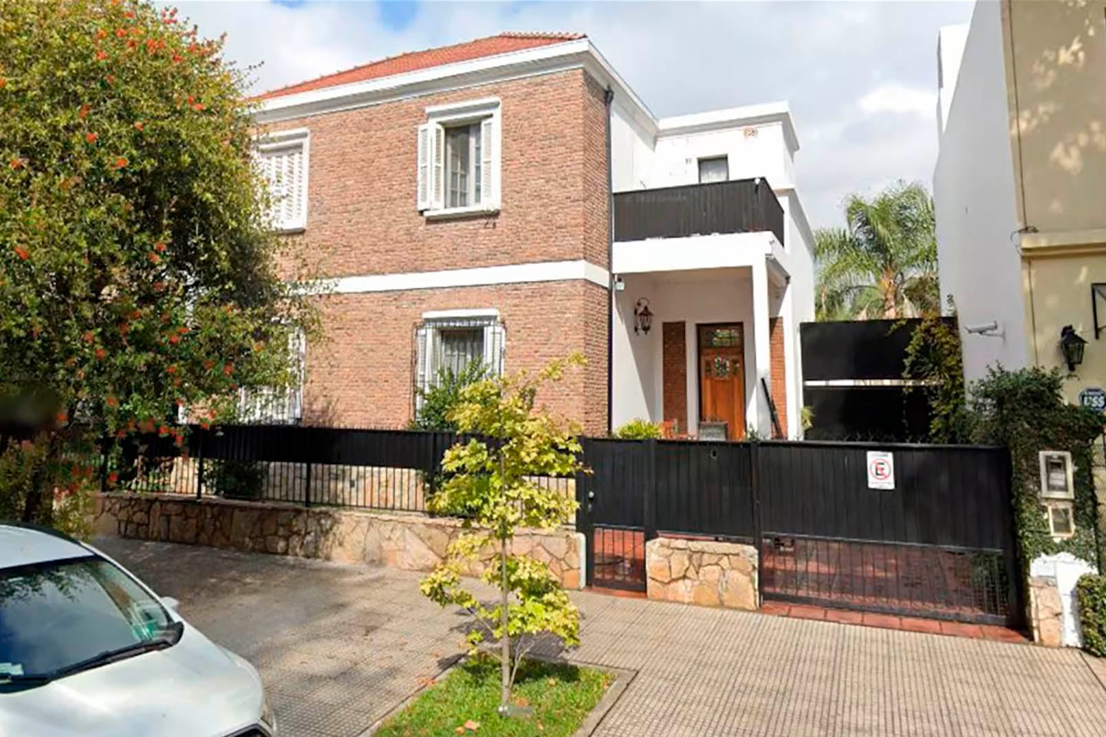 Personal del SAME y Bomberos trabajaron en la casa de Villa Devoto donde cinco personas murieron intoxicadas por monóxido de carbono