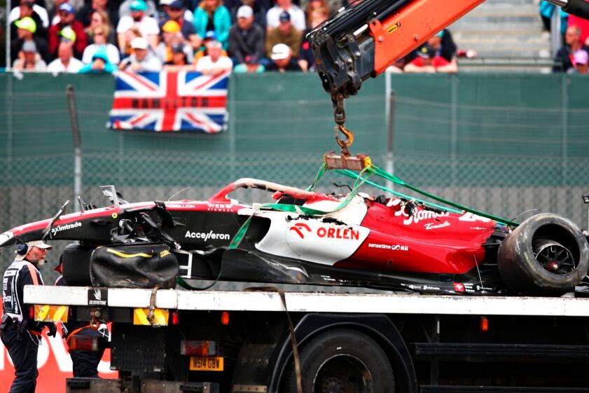 Así quedó el Alfa Romeo de Zhou, que terminó incrustado contra las vallas.