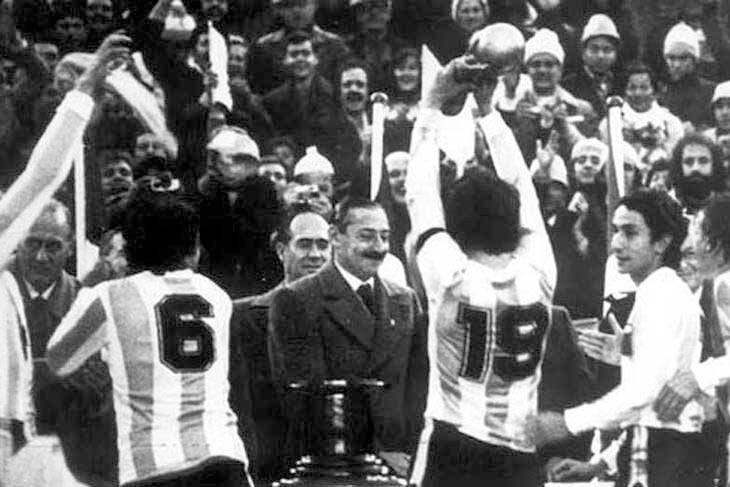 Los campeones reciben la copa de manos de Videla.