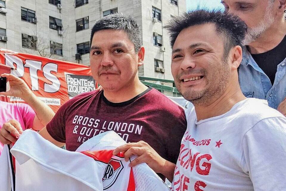 Daniel Ruiz (izquierda) junto a César Arakaki, condenados a prisión por protestar en el Congreso contra la reforma previsional, en diciembre de 2017