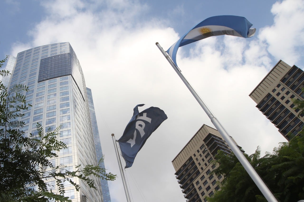 La acción de YPF sube por la buena performance de su balance, el ritmo de crecimiento del complejo Vaca Muerta y su estrategia de diversificación.