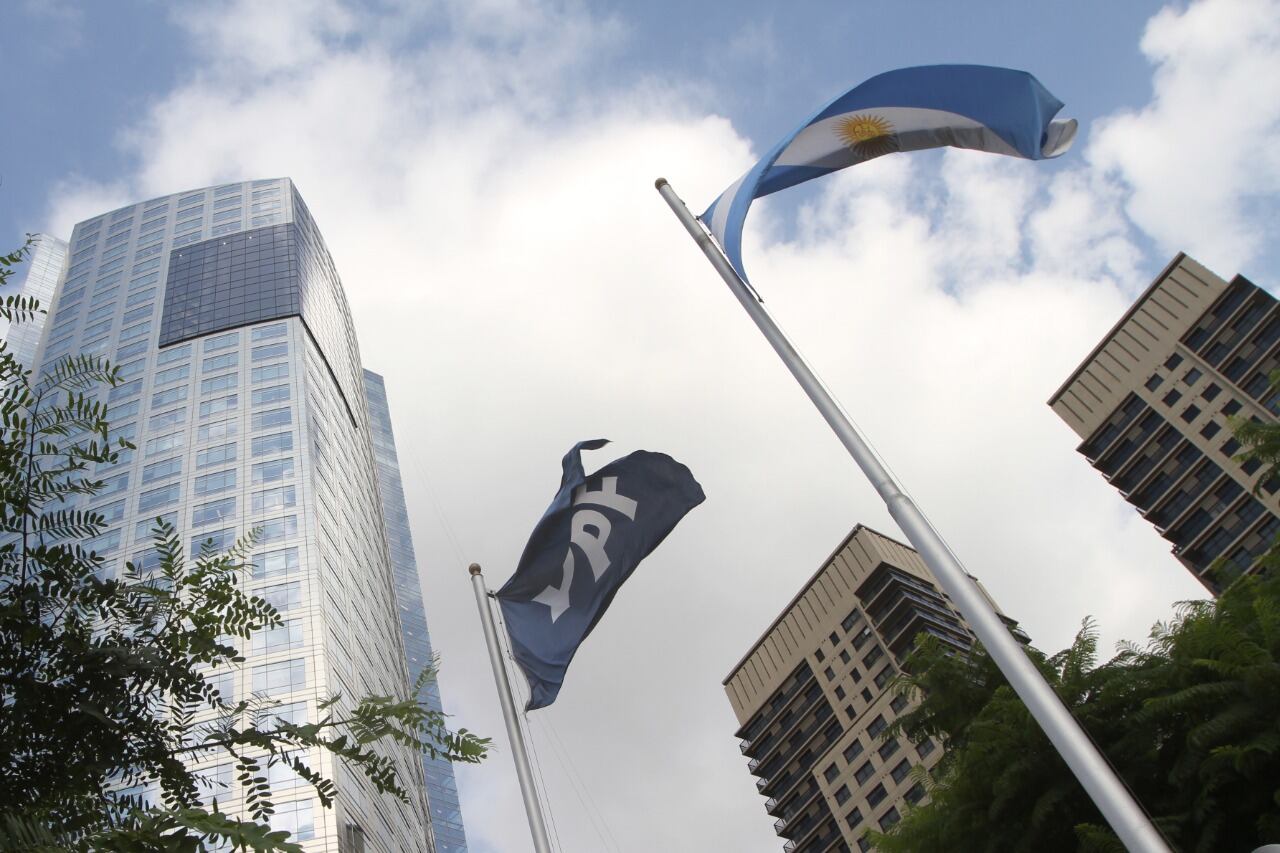 La acción de YPF sube por la buena performance de su balance, el ritmo de crecimiento del complejo Vaca Muerta y su estrategia de diversificación.