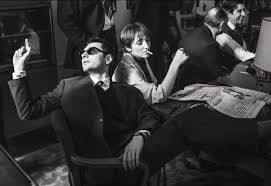 Guillaume Marbeck (como Jean-Luc Godard) y Jodie Ruth-Forest (Suzanne Schiffman) en "Nouvelle vague", de Richard Linklater