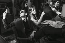 Guillaume Marbeck (como Jean-Luc Godard) y Jodie Ruth-Forest (Suzanne Schiffman) en "Nouvelle vague", de Richard Linklater