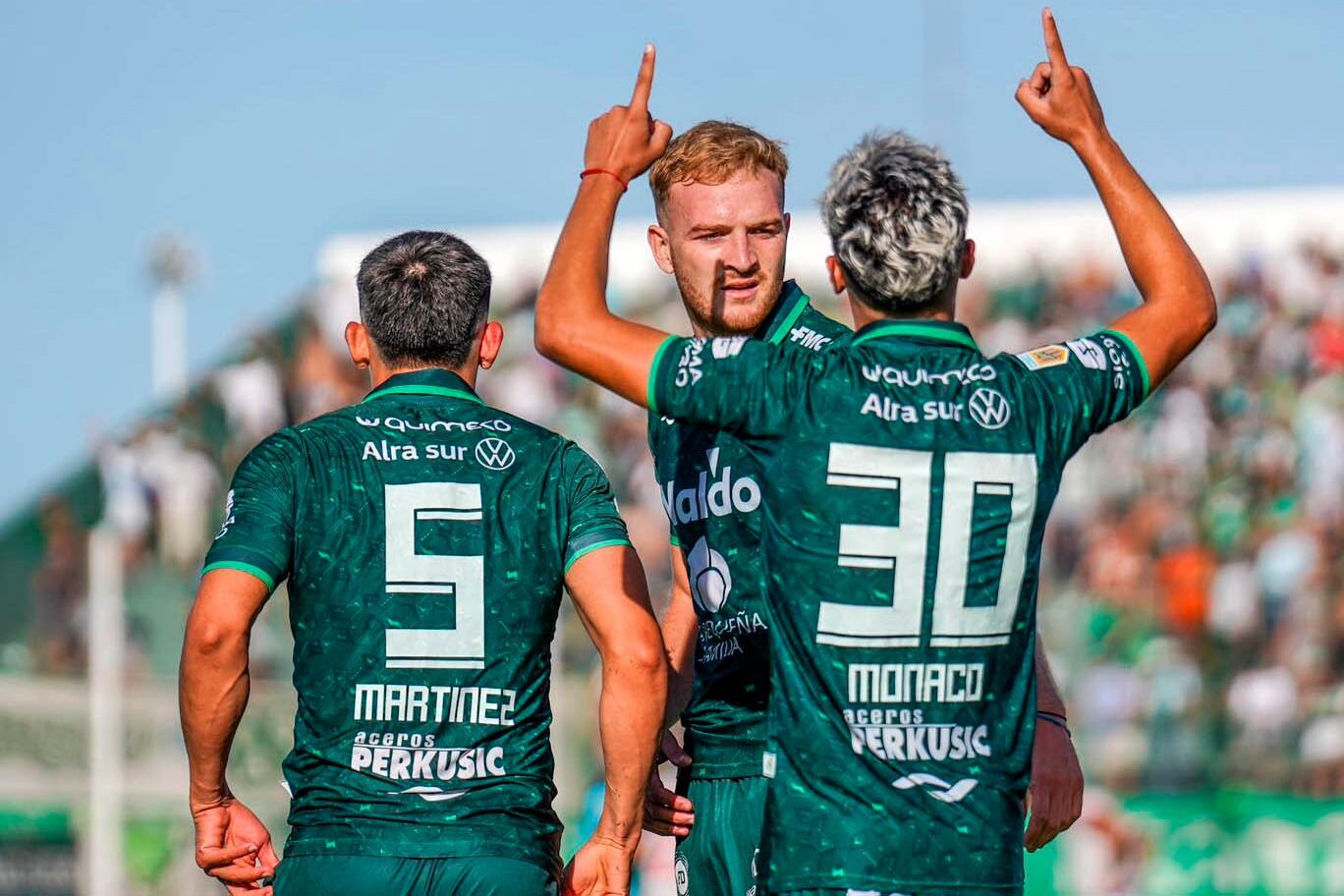Mónaco celebra su gol, el que abrió el camino para Sarmiento