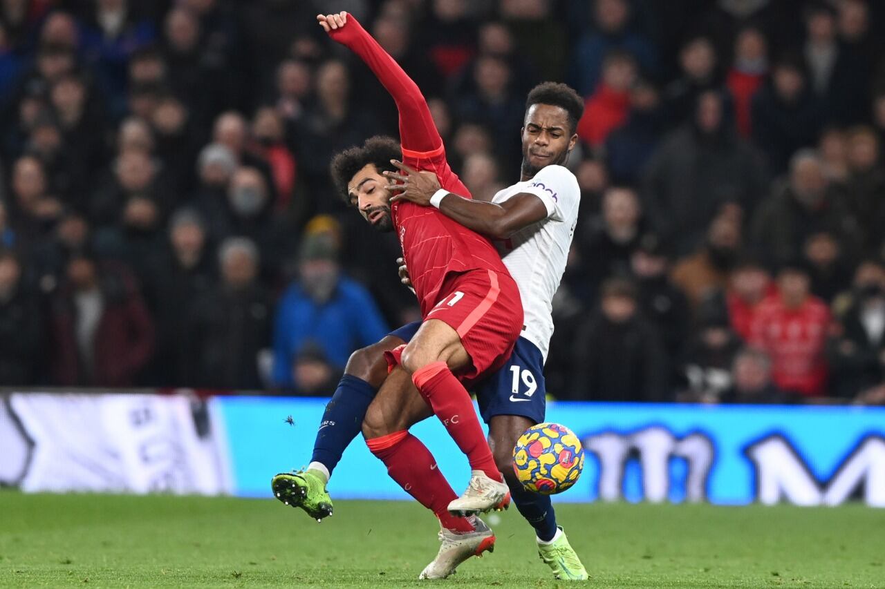 El egipcio Mohamed Salah lucha contra el inglés Ryan Sessegnon en Liverpool-Tottenham