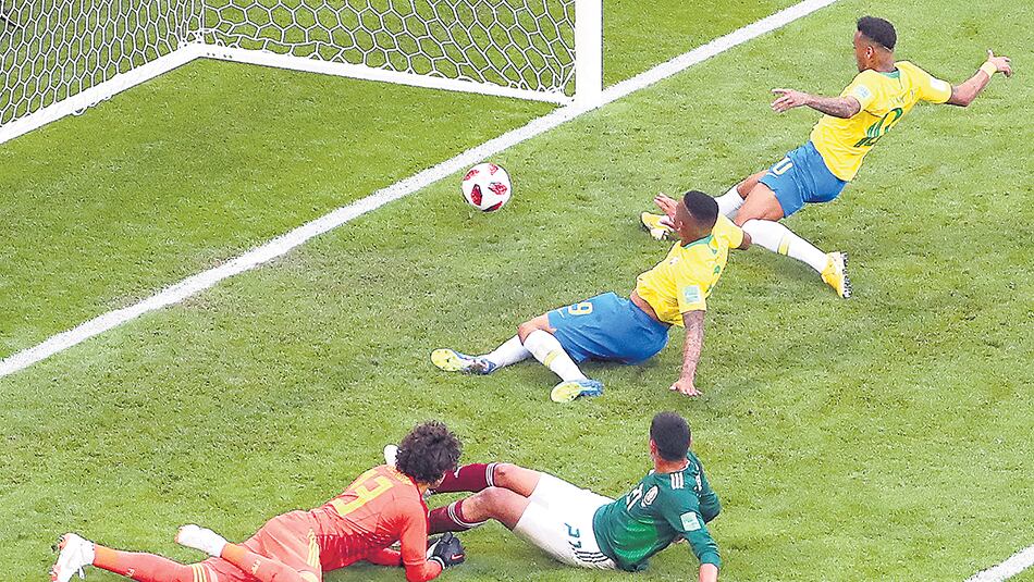 Neymar empuja la pelota en el segundo palo, tras la buena jugada de Willian.