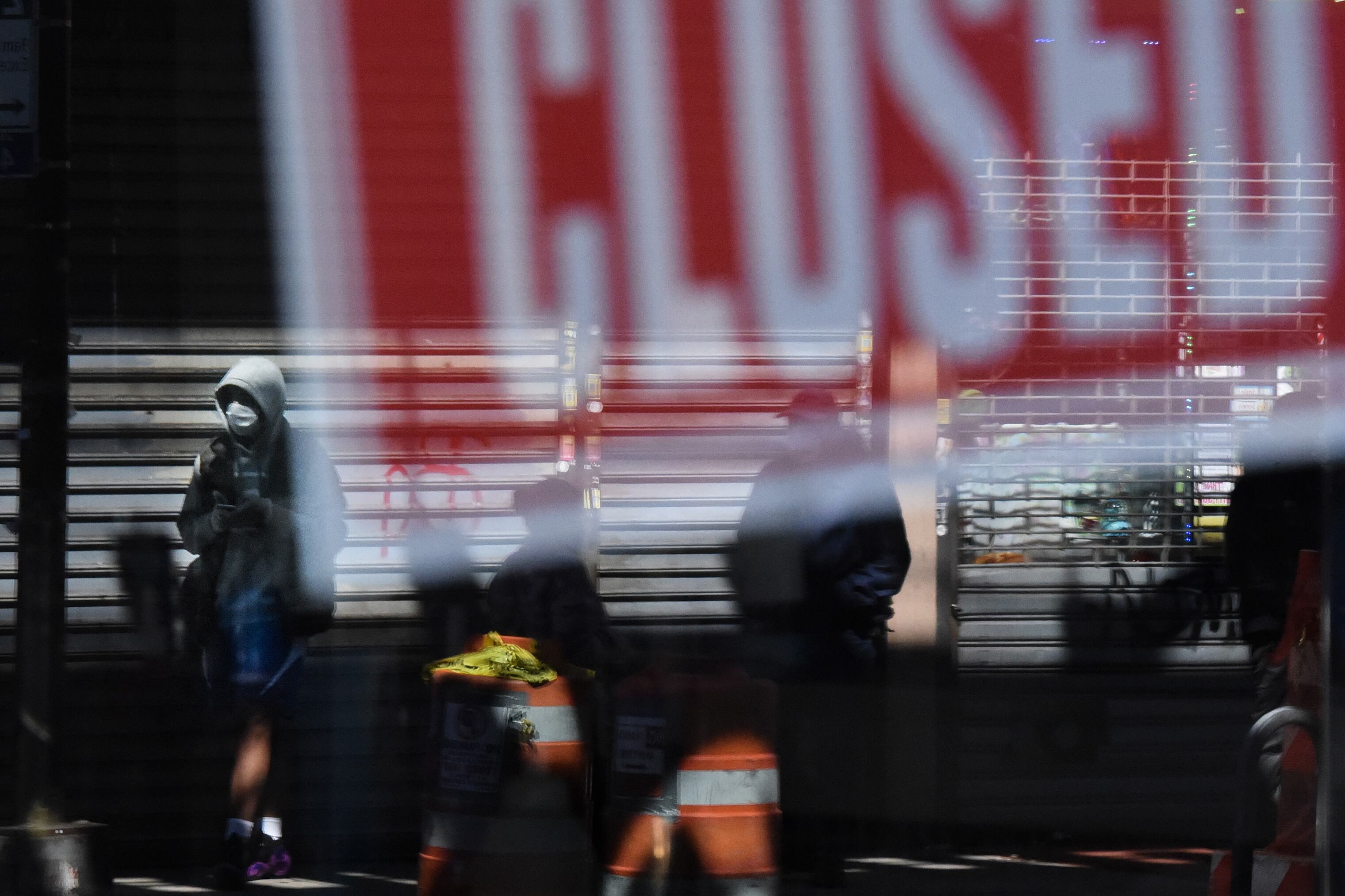 Todo cerrado en las calles de Estados Unidos, donde las personas parecen fntasmas con barbijo.