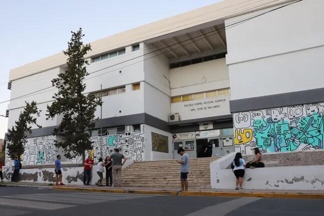 Una mujer y su hija atacaron de forma brutal a tres autoridades de una escuela de Neuquén.