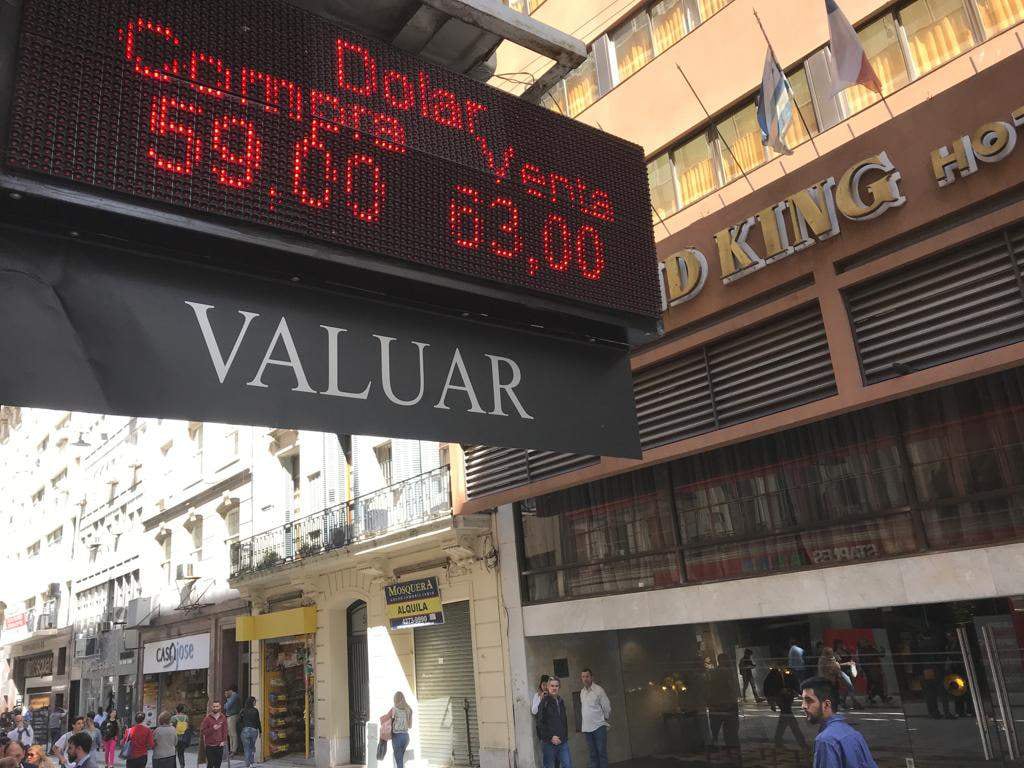 En las casas de cambio la paridad subió a 63 pesos. Las reservas bajaron a 46.591 millones.