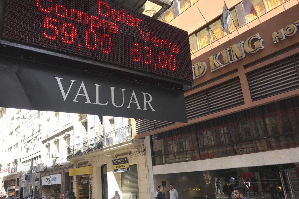 En las casas de cambio la paridad subió a 63 pesos. Las reservas bajaron a 46.591 millones.