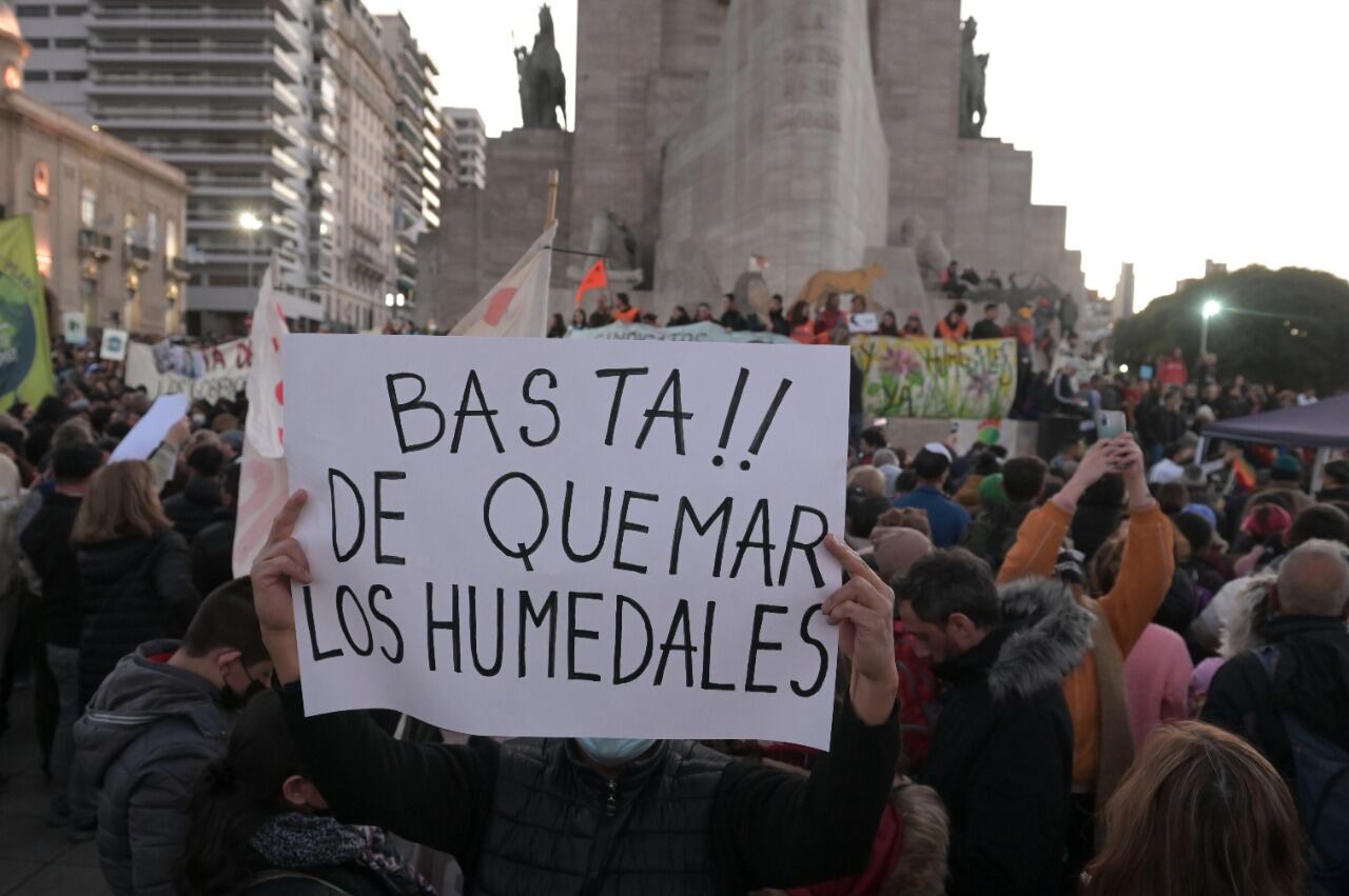 Para combatir los incendios en las islas del delta del río Paraná se montó una base de Operaciones en la localidad de San Pedro.