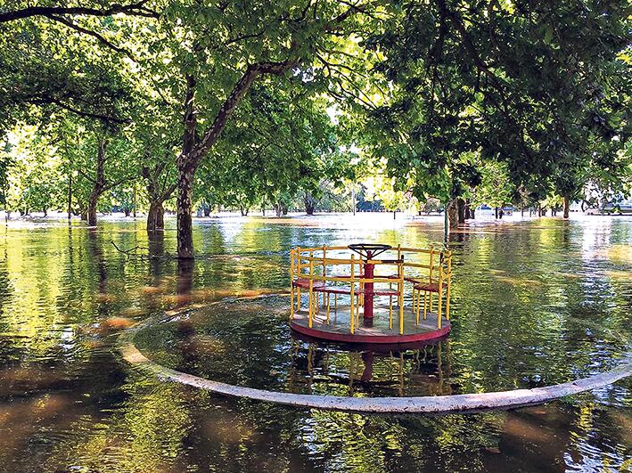 El municipio de Salto, al norte de la provincia, se declaró en “alerta roja” por el posible desborde del río.