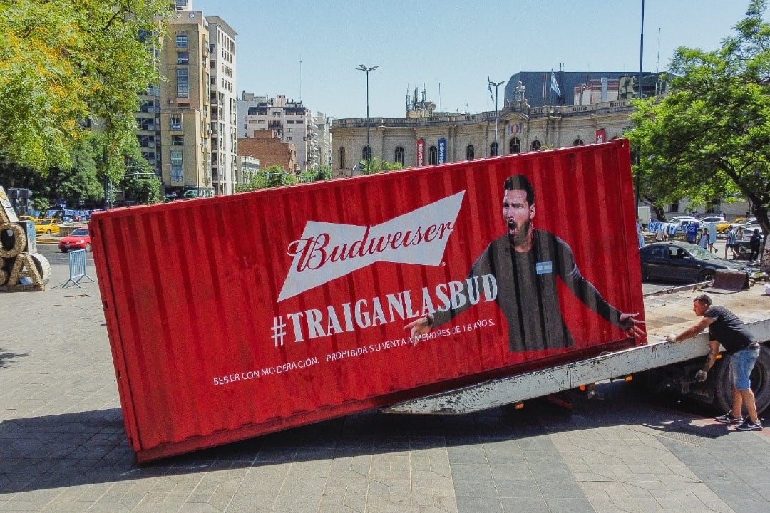 Budweiser cumplió su promesa y trajo a la  cerveza que no pudo vender en el Mundial . (Twitter/Budweiser)