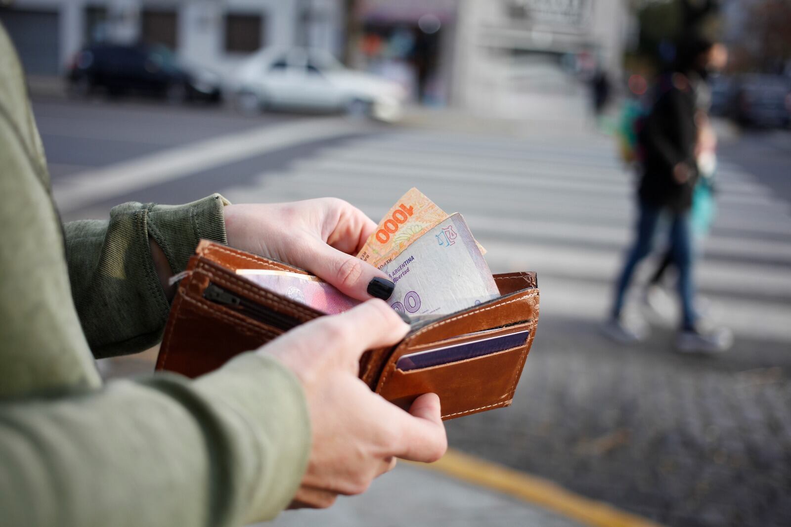 Los datos de Indec muestran un retroceso acumulado del 10 por ciento para salarios privados al mes de abril, y del 22 por ciento en el caso de empleados públicos.