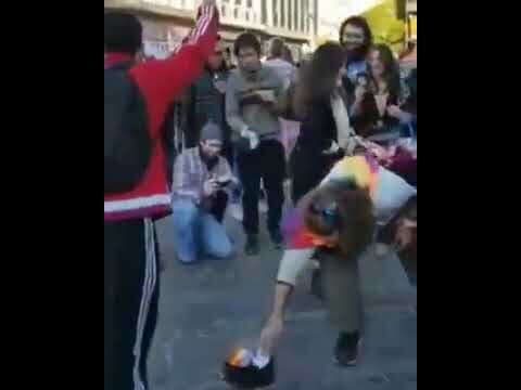 La quema de barbijos, manifestación de extrema irracionalidad.