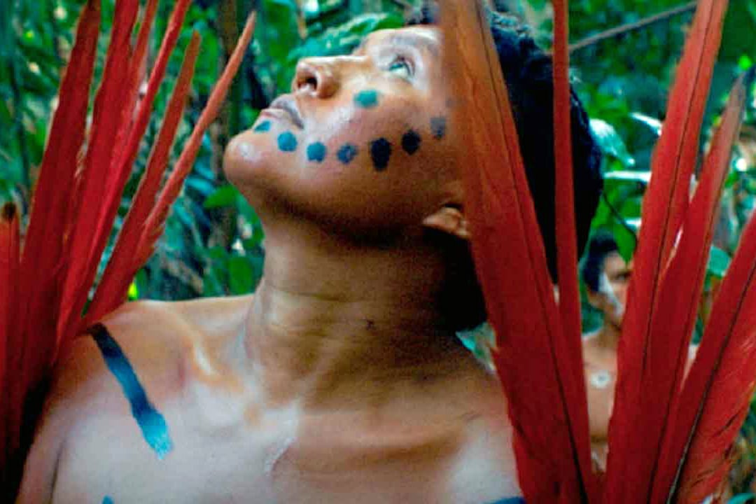 A queda do céu retrata a los yanomami, habitantes originarios de la Amazonia.