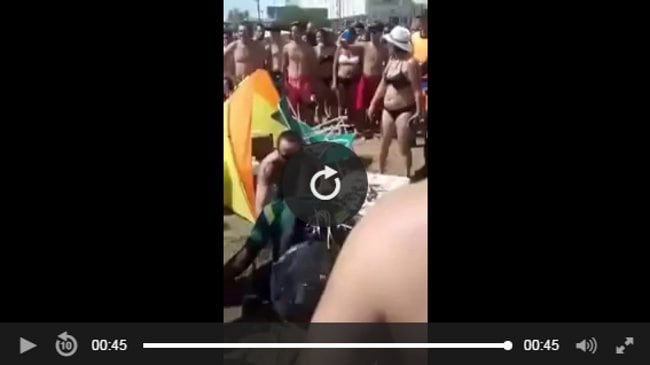 "Que lo dejen, que lo dejen" gritaba la gente, mientras otro turista lo consolaba.