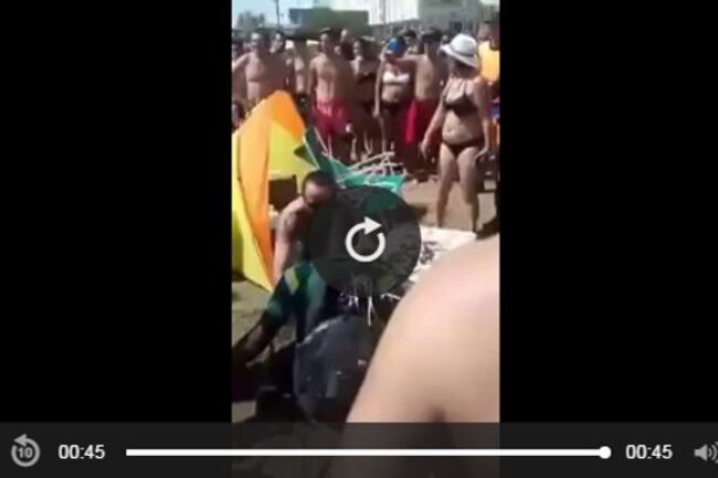 "Que lo dejen, que lo dejen" gritaba la gente, mientras otro turista lo consolaba.