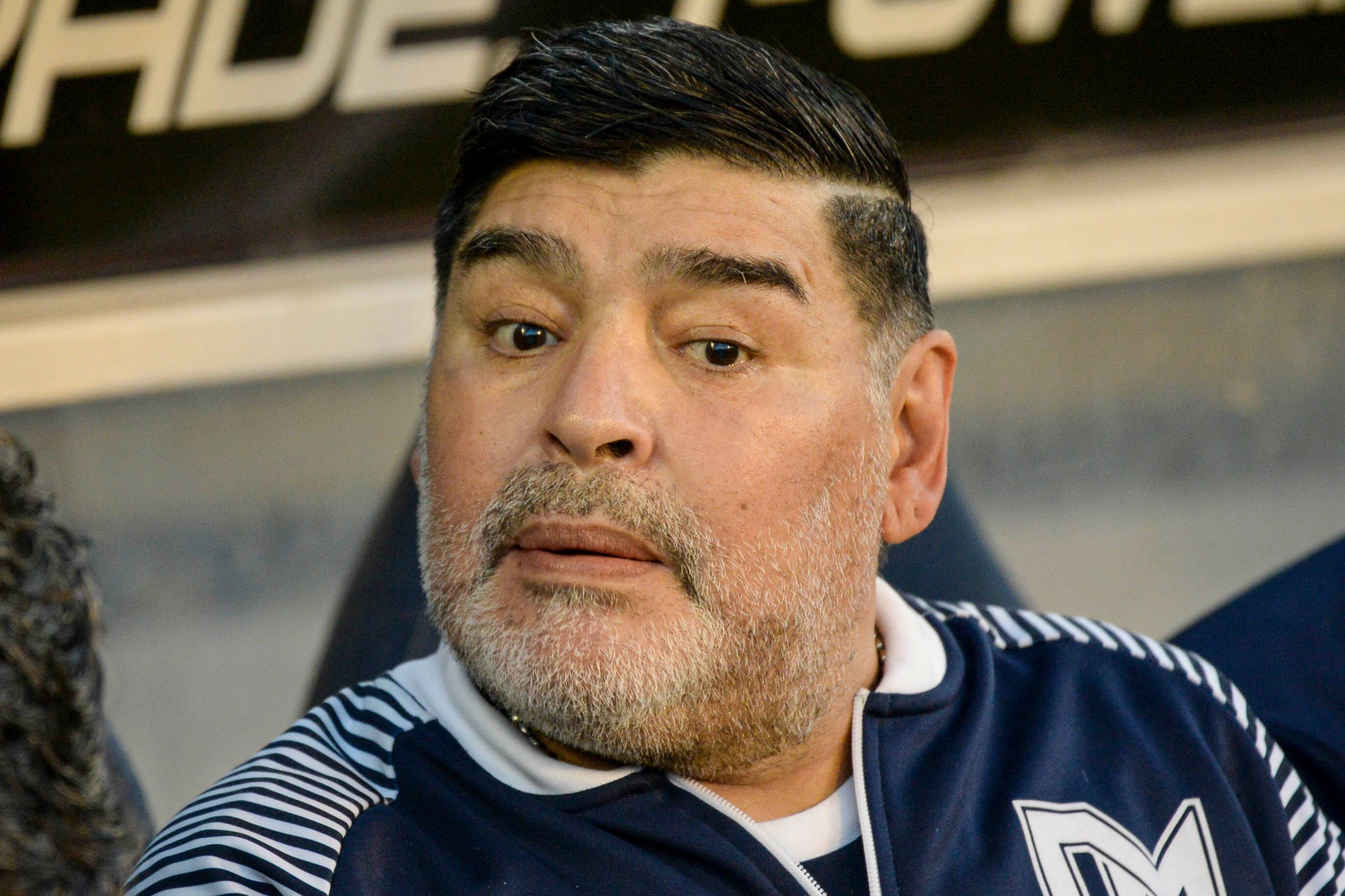 Maradona viene de homenaje en homenaje cada vez que es visitante.