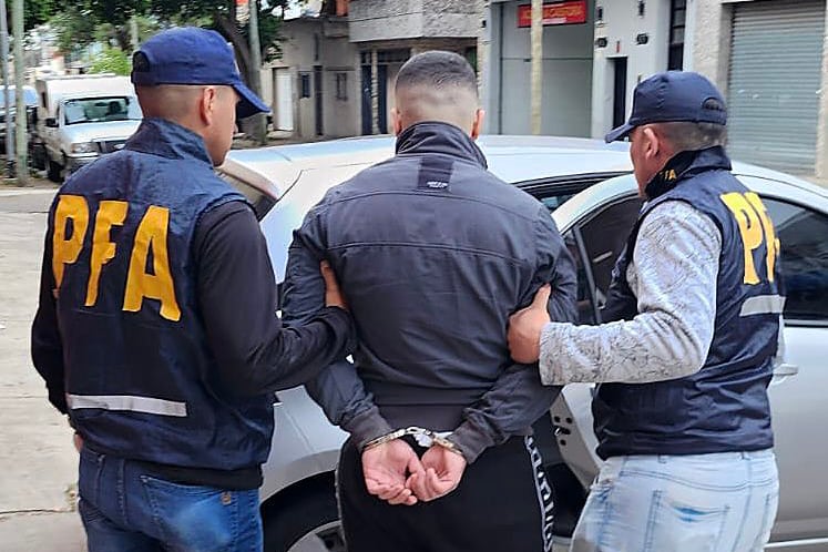 Un fugado, resultado de las precarias condiciones en las comisarías.