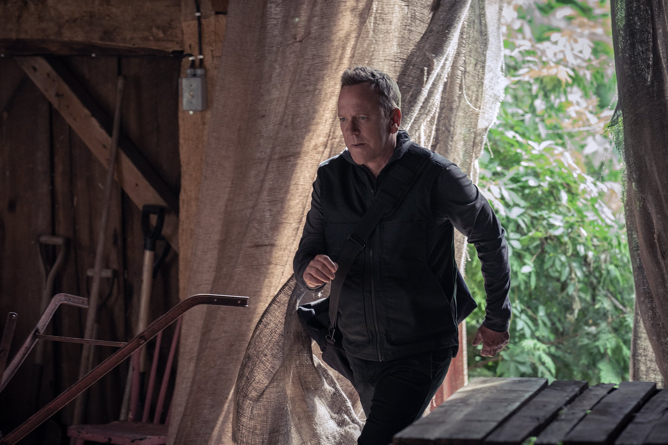 John Weir, el personaje de Shuterland, lleva la conspiranoia en su ADN