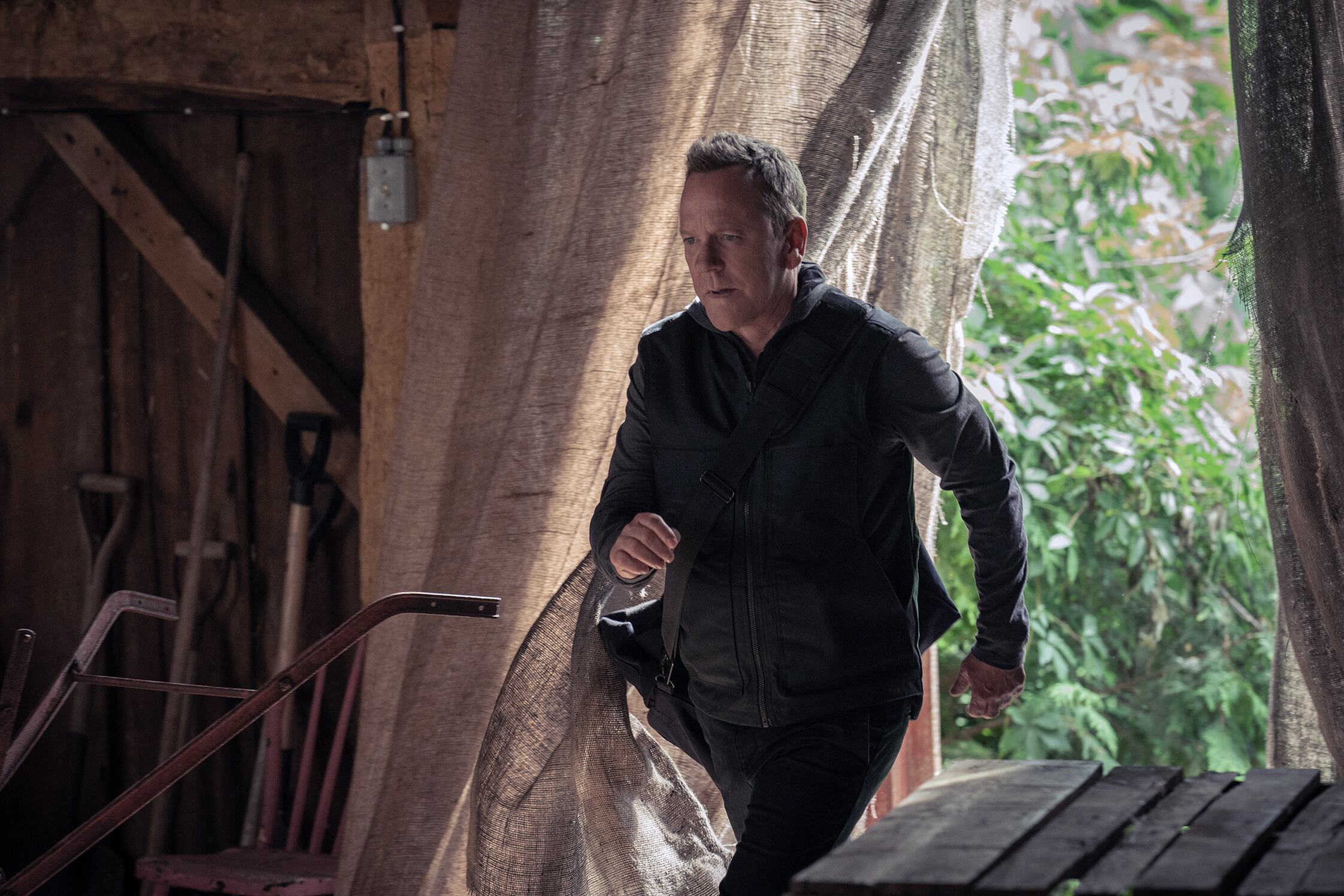 John Weir, el personaje de Shuterland, lleva la conspiranoia en su ADN