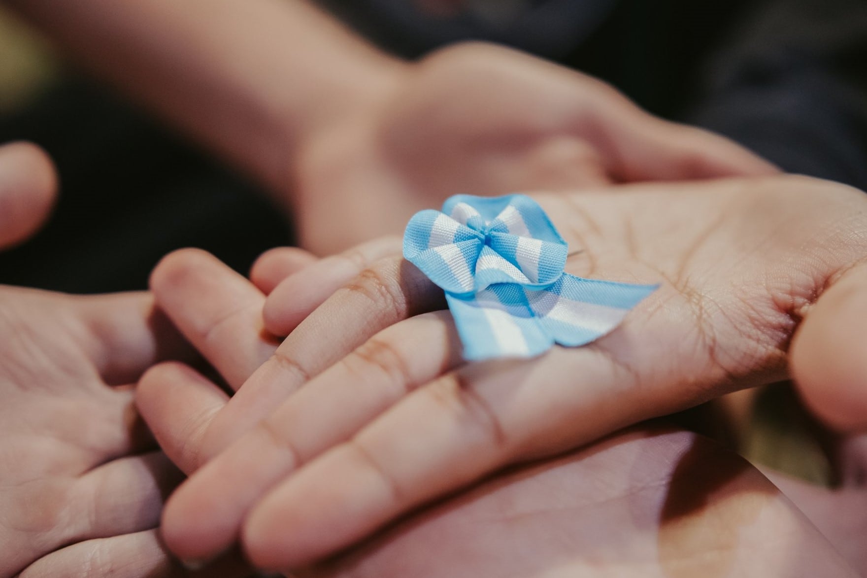 Alumnos de escuelas públicas reciben escarapelas. Imagen: Twitter