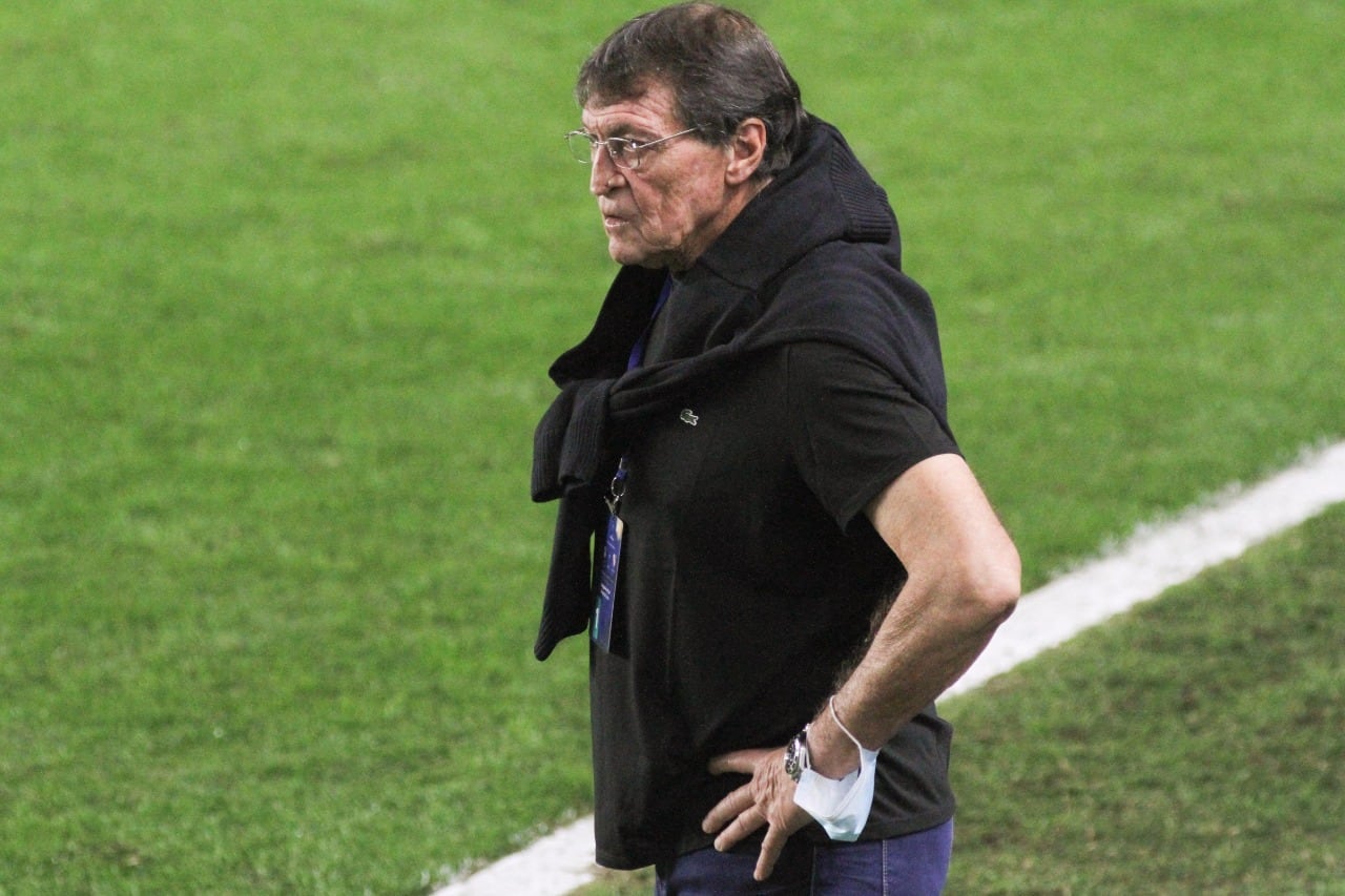 Julio Falcioni, al frente de un Independiente que busca levantar