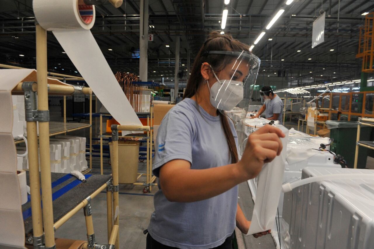 La industria manufacturera, una de las áreas que el informe rescata por su ritmo de repunte.