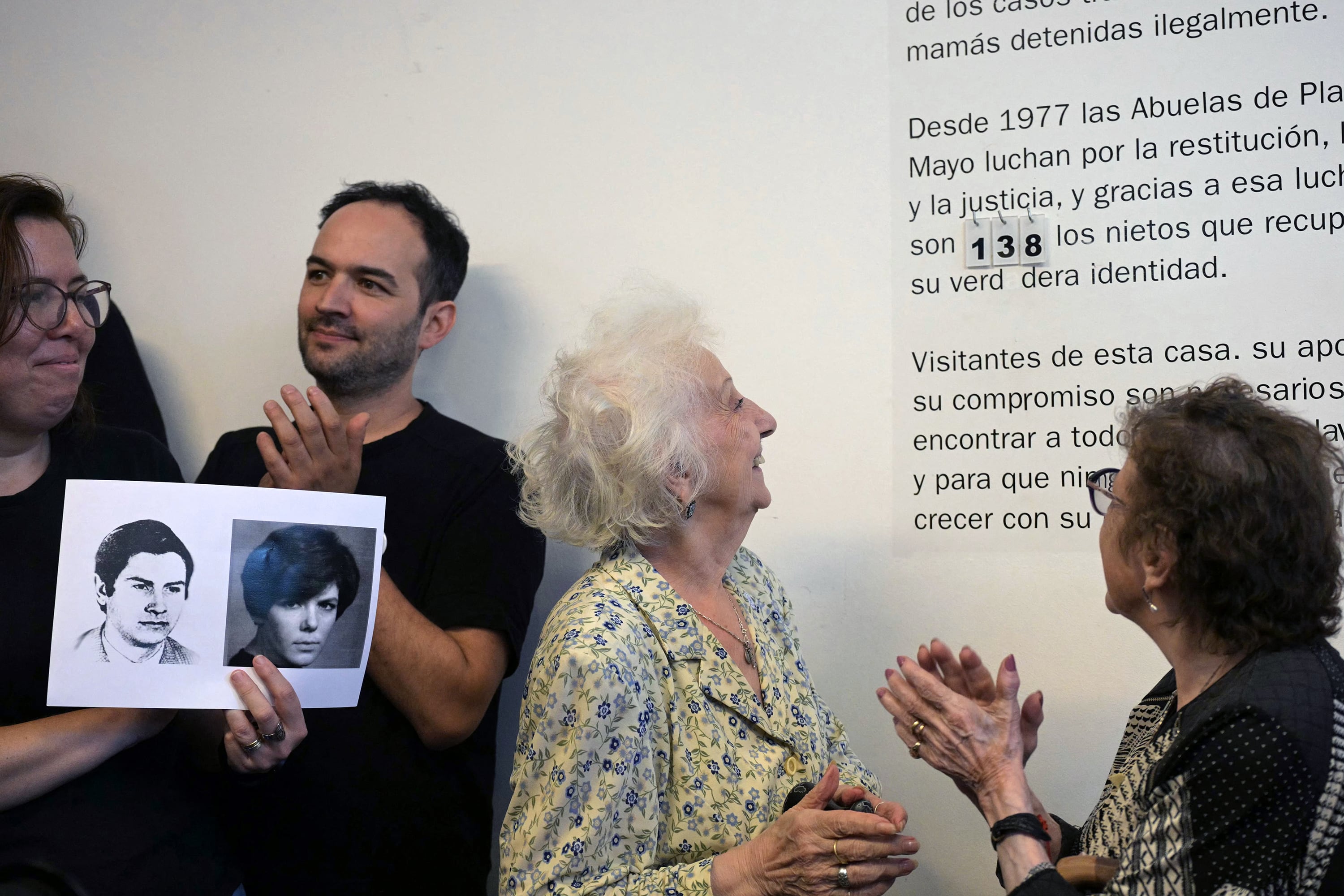 Abuelas de Plaza de Mayo celebran una nueva restitución de identidad. 