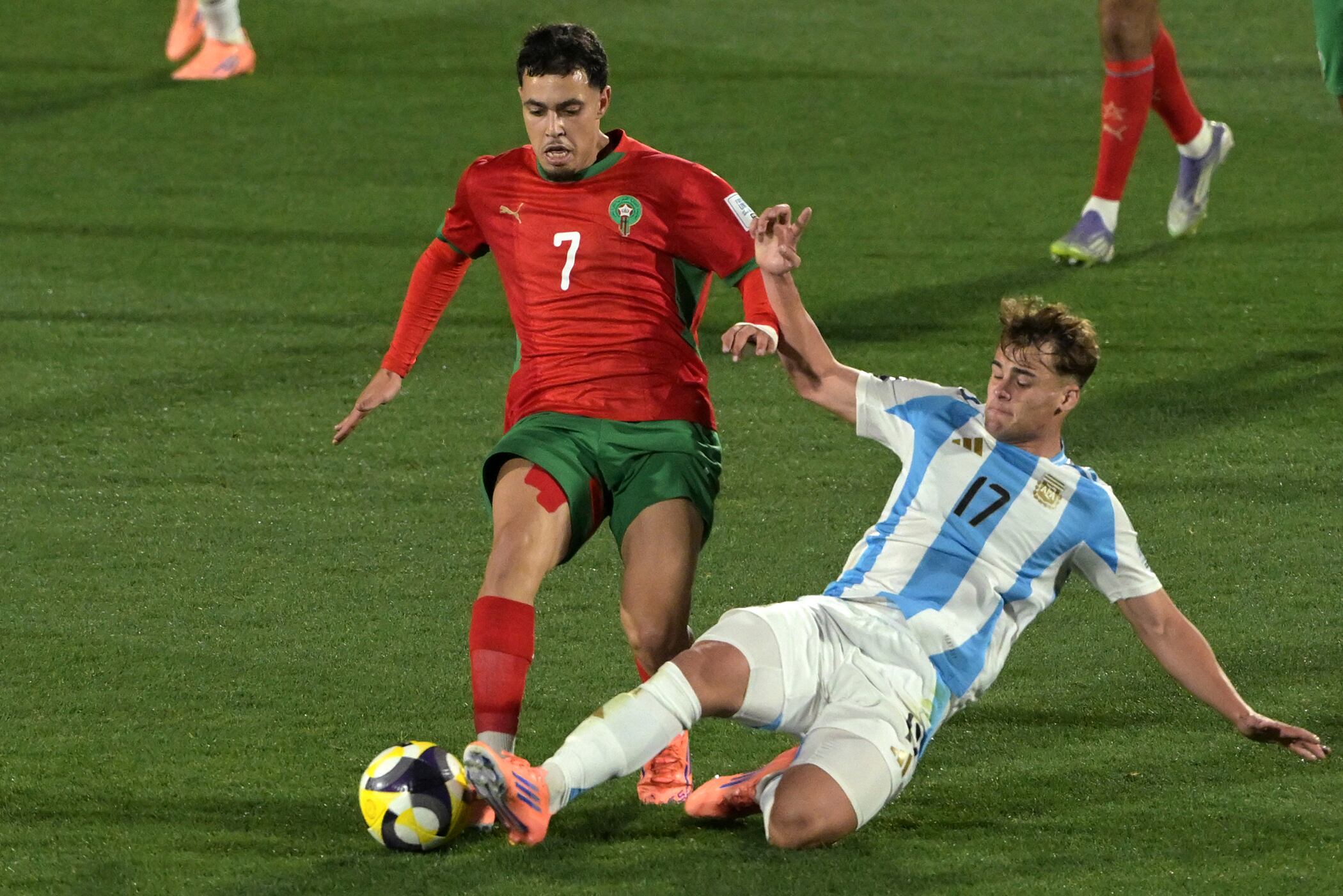 Maamma lucha contra Silvetti. El 7 marroquí fue elegido como el mejor jugador del torneo.