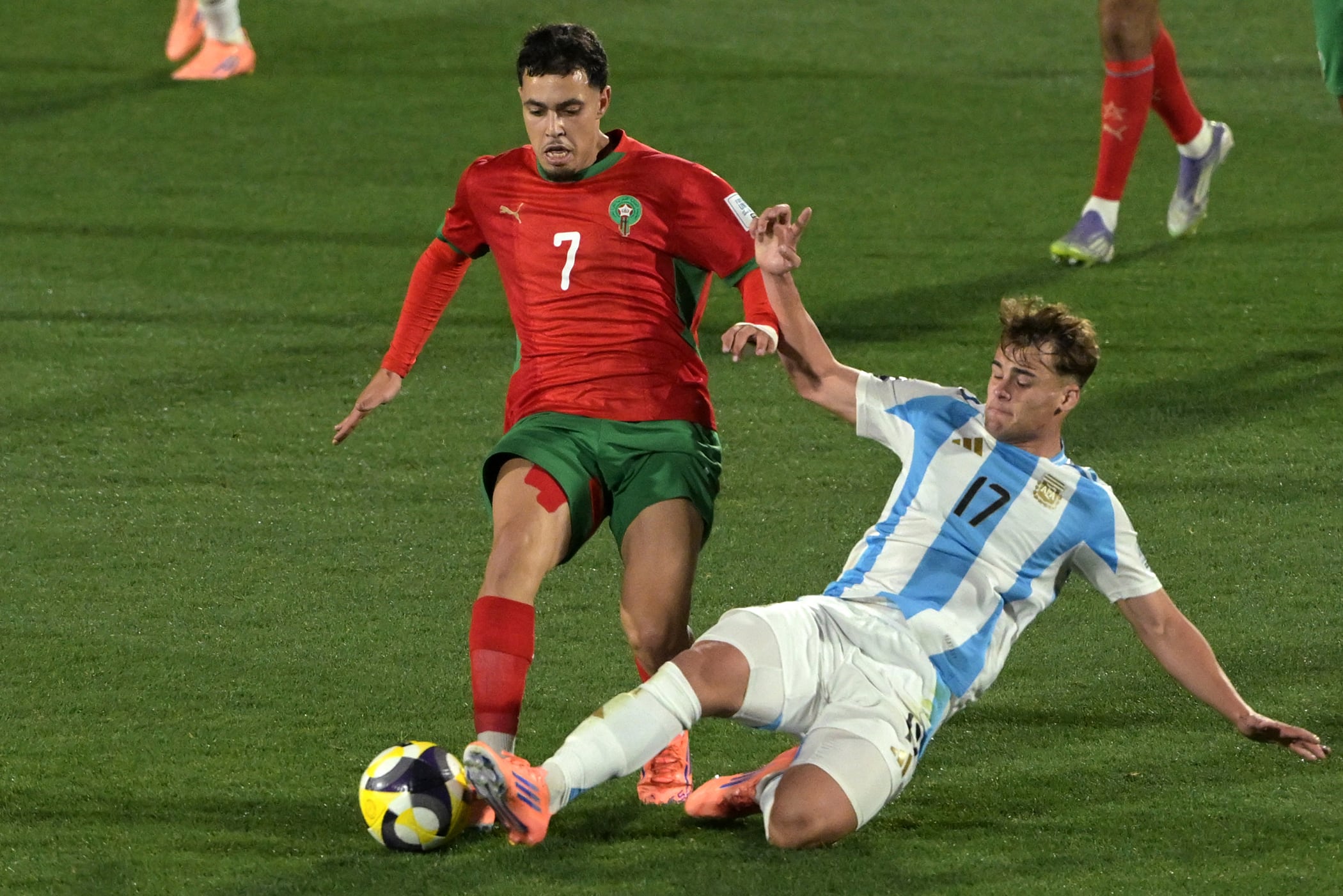 Maamma lucha contra Silvetti. El 7 marroquí fue elegido como el mejor jugador del torneo.