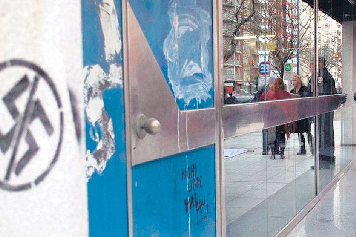 El frente de uno de los locales con pintadas del grupo imputado.